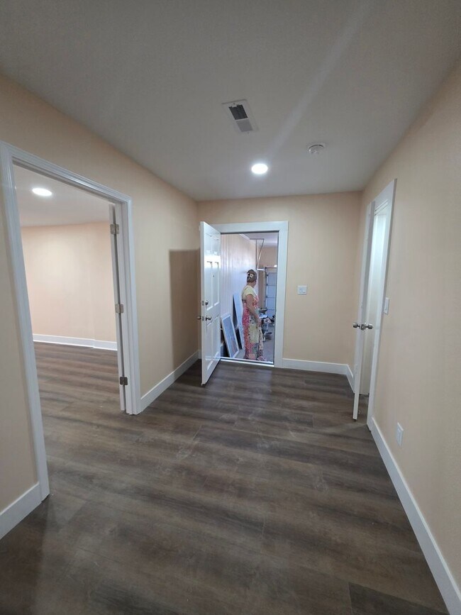 Building Photo - Newly Renovated Stunning Home