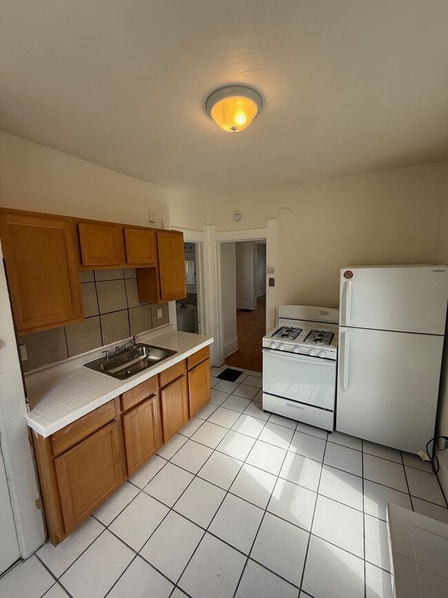 Building Photo - 1 Large Bedroom Lower Level Duplex in the heart of Brady Street.