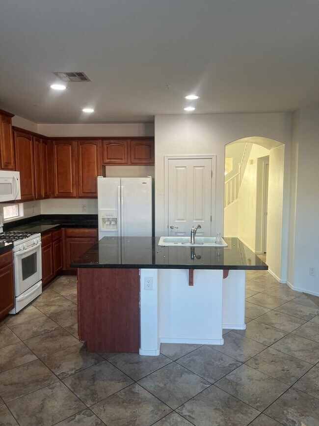 Building Photo - Welcome to this beautifully maintained home in one of Gilbert’s most sought-after communities.