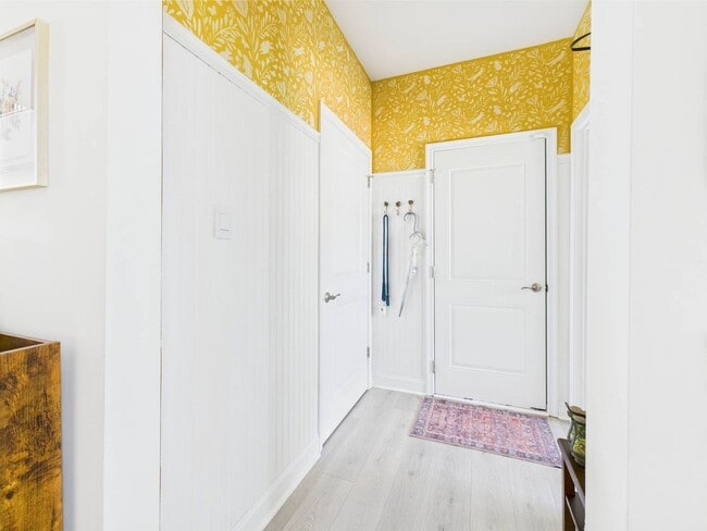 Building Photo - Stunning 5 Bedroom 4.5 Bathroom Located in...