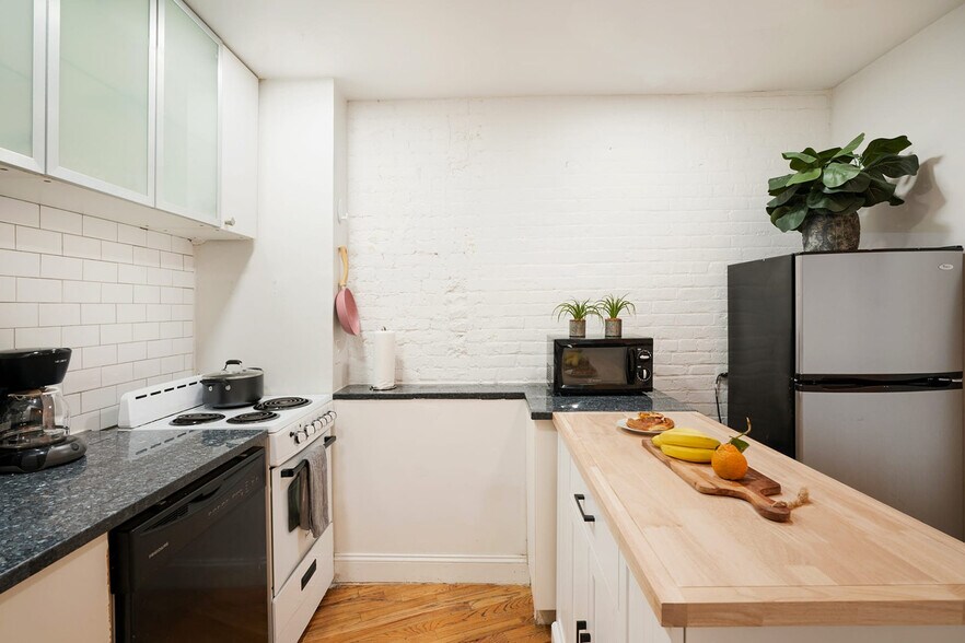 Building Photo - 679 Greenwich St