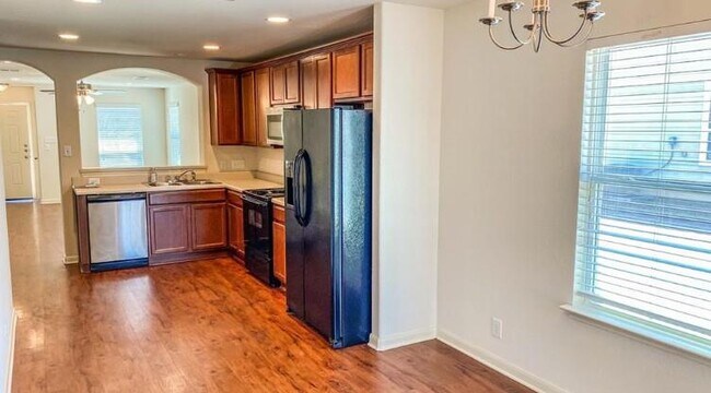 Building Photo - 915 Alamo Plaza Dr