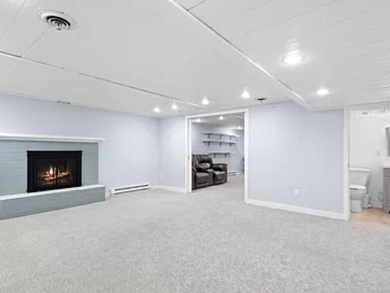 Building Photo - 1427 E Springhill Rd