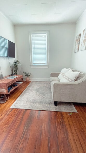 livingroom - 1037 Beech St