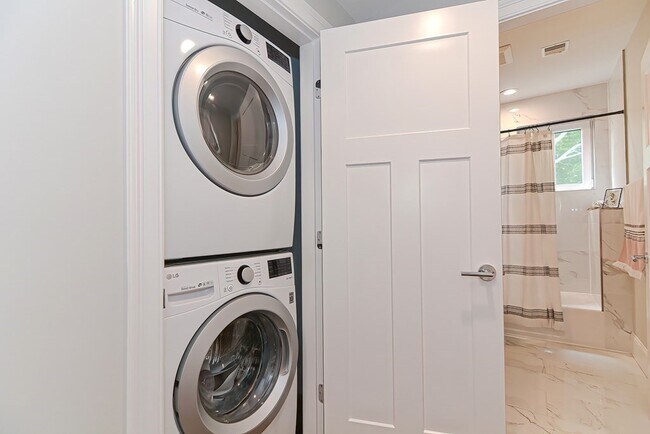 Building Photo - 52 River St