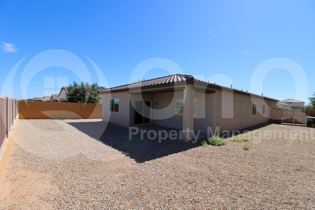 Building Photo - 744 E Diamond Dr