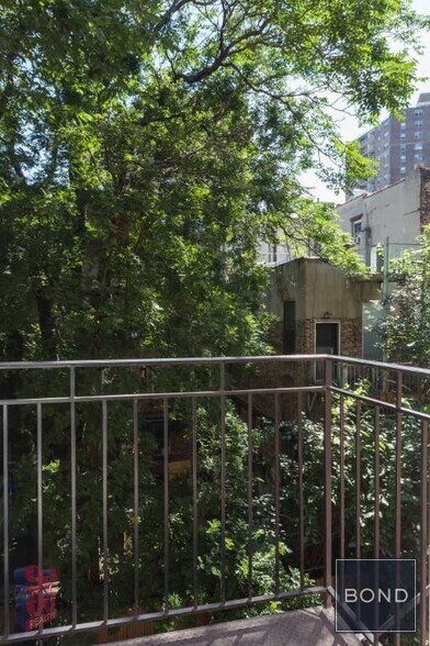Building Photo - 118 E 7th St