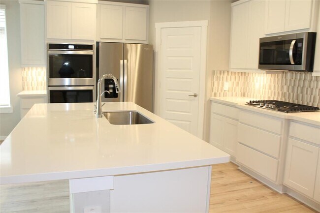 Building Photo - 29243 Pikes Peak Dr