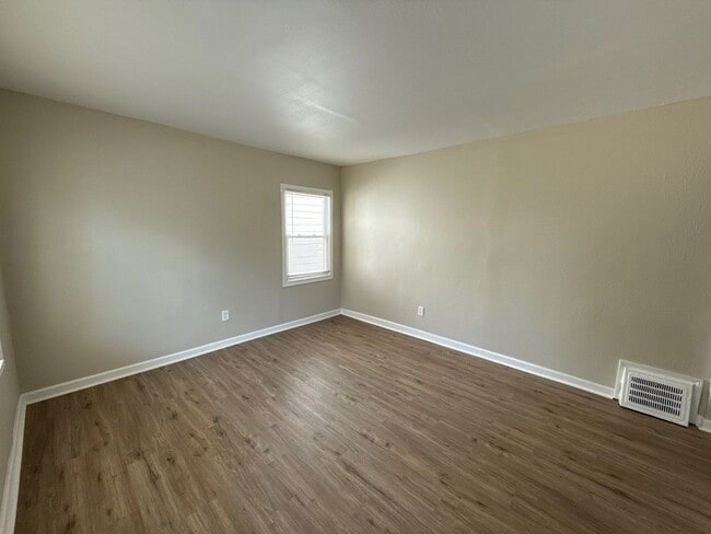 Building Photo - This beautifully updated 3-bedroom, 1-bath single-family home is ready for move-in!