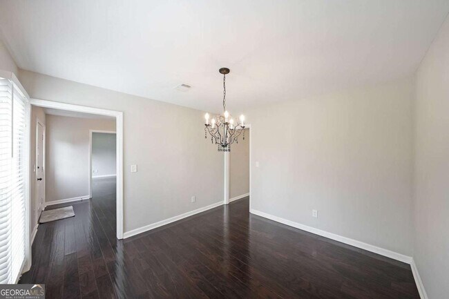 Building Photo - 2620 Valencia Dr NE