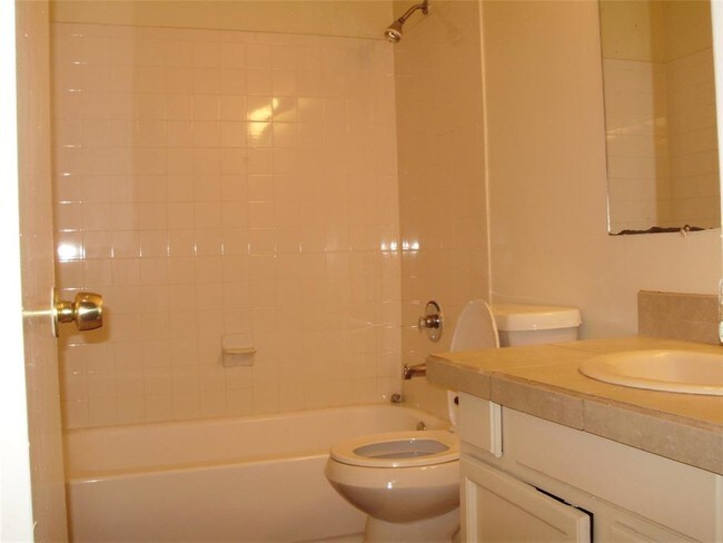 Building Photo - 17331 Red Oak Dr