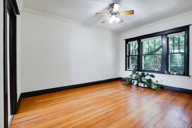 Building Photo - Sun-drenched Roscoe Village