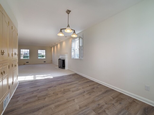 Building Photo - 2702 Navarre Dr