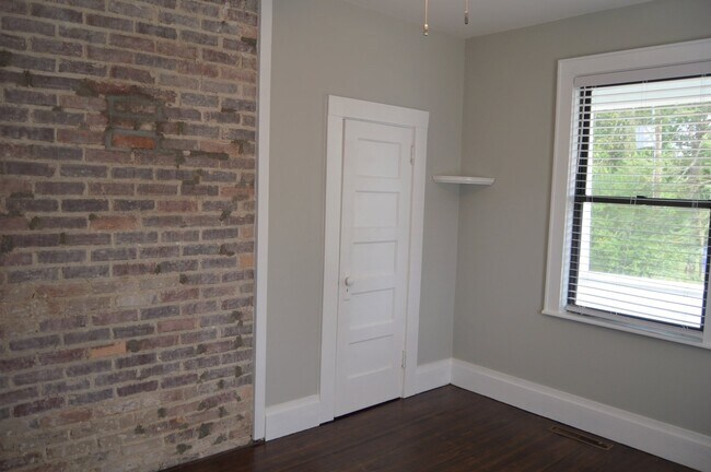 Building Photo - West Asheville Bungalow!