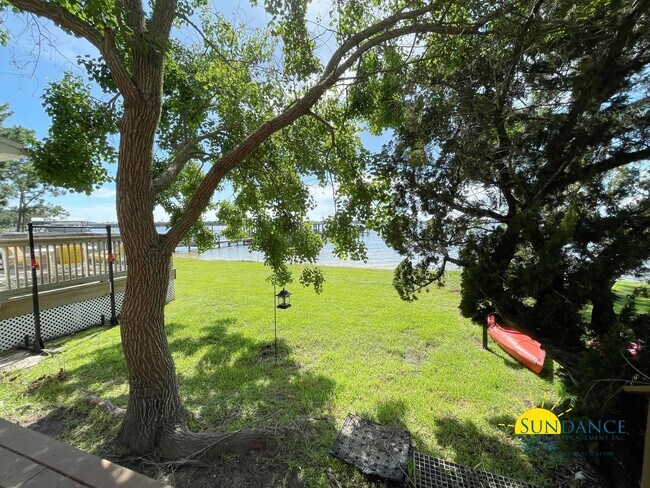 Building Photo - Stunning 3 Bedroom Townhome in Shalimar!