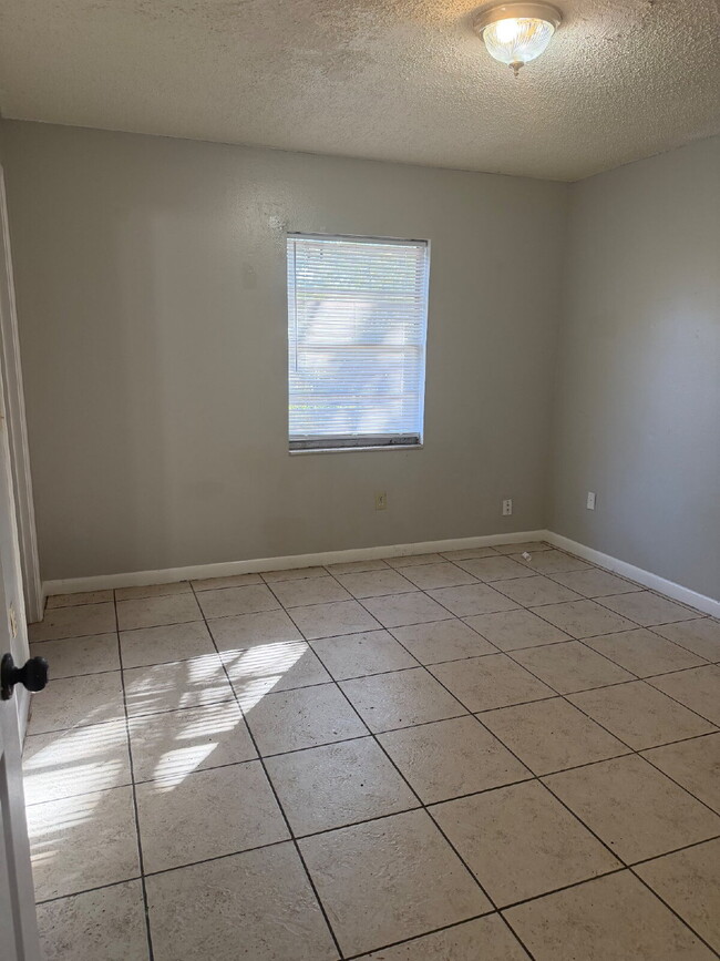 Building Photo - One Bedroom One Bath in Auburndale