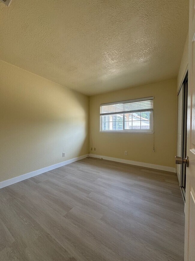 Building Photo - 18 Tearpak Ct