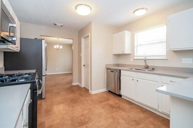 Building Photo - 1711 Oak Ridge Dr