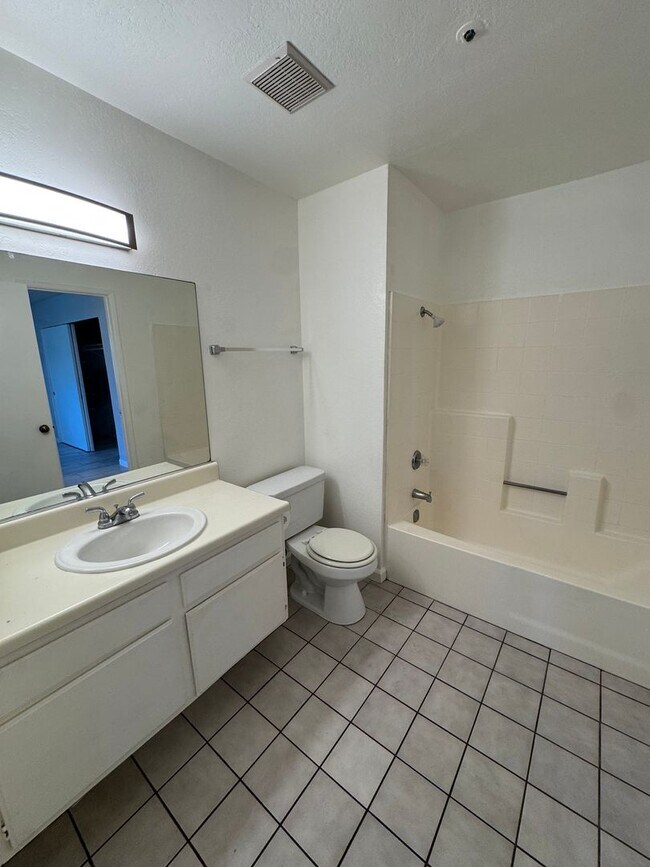 Building Photo - Comfortable Condo Living in Santa Maria