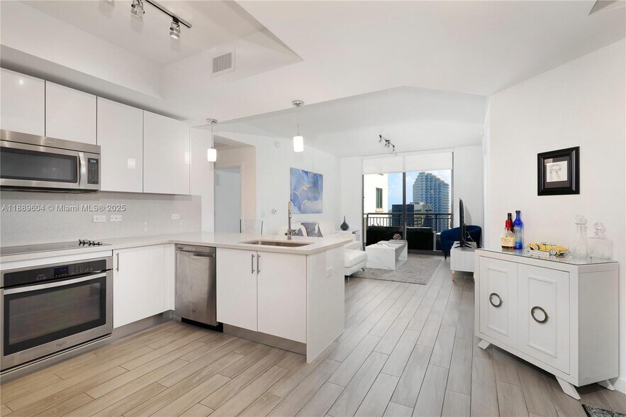 Building Photo - 999 SW 1st Ave