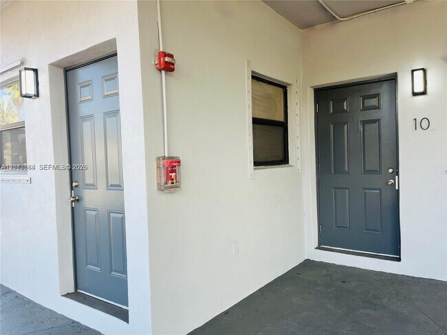 Building Photo - 13390 NE 6th Ave