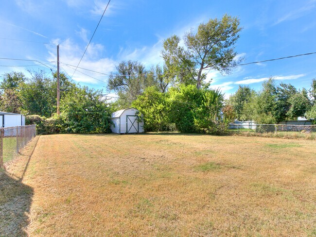 Building Photo - 302 Russell Dr