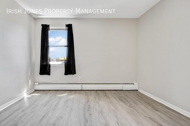 Building Photo - 16 St James Pl