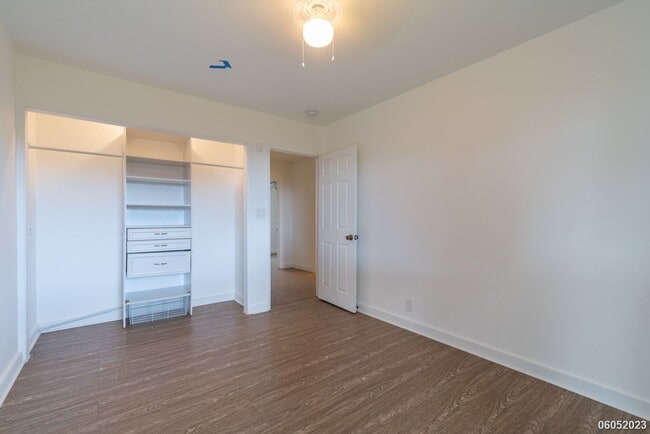 Building Photo - Spacious 4BR/2.5BA/2PKG Townhome with Ocea...