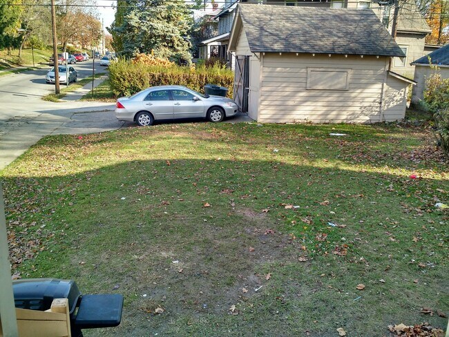 Building Photo - Awesome House for your Large Group - HUGE HOUSE with 3 Floors - 3 Kitchens, 3 Bathrooms, Awesome ...