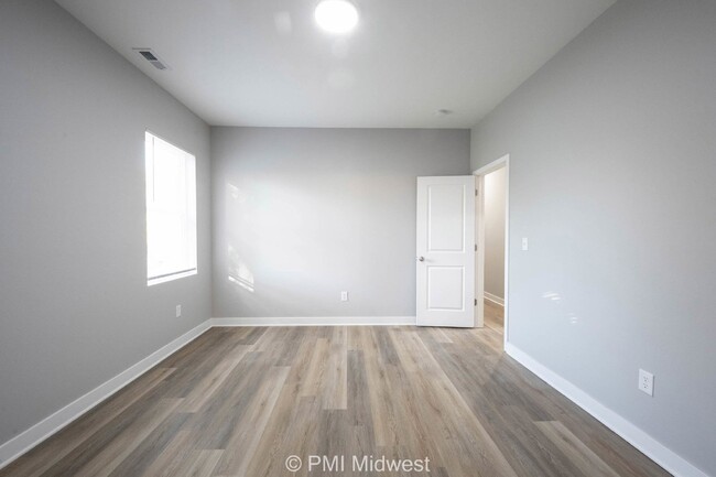 Building Photo - "Charming 3-Bed, 2-Bath Duplex with Granit...