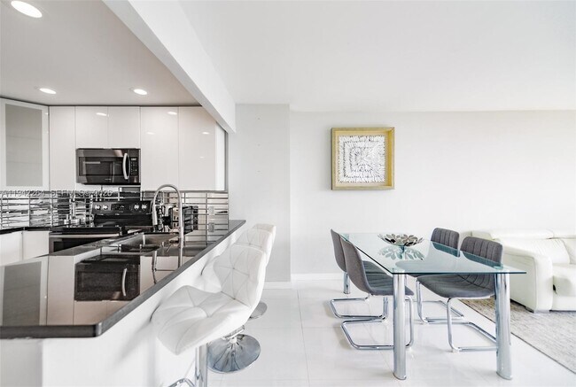 Building Photo - 3625 N Country Club Dr