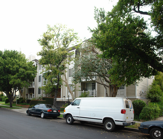 Building Photo - 1646 Greenfield Ave