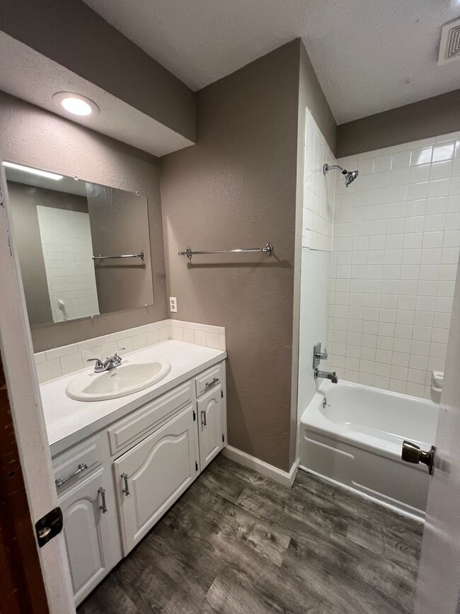 Building Photo - 4 bedroom/3 baths house