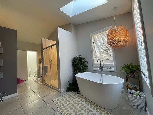 Building Photo - 4 bed/3bath-University Elementary School/I...