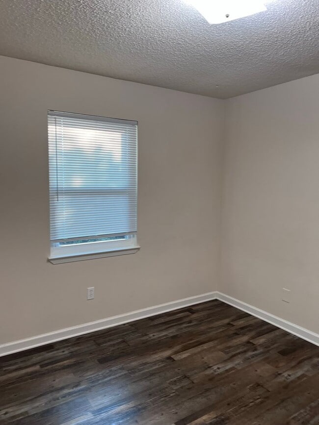Building Photo - Convenient to schools, shopping & hospitals!