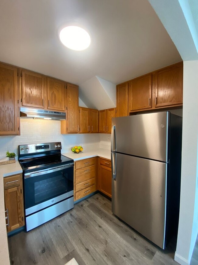 Building Photo - Gorgeous Condo W/ Dishwasher & In Unit W/D!