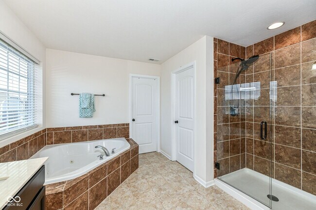 Building Photo - 6252 Sugar Maple Dr