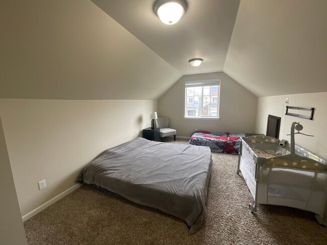 Building Photo - Spacious 4 bedroom Home