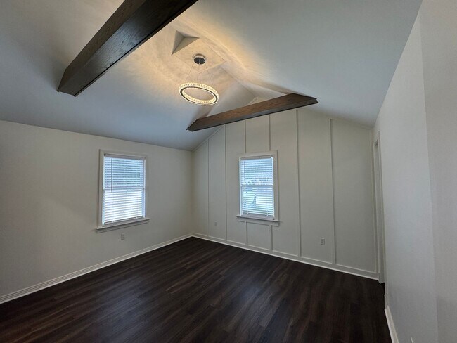 Building Photo - Cozy Home with Upgraded Finishes