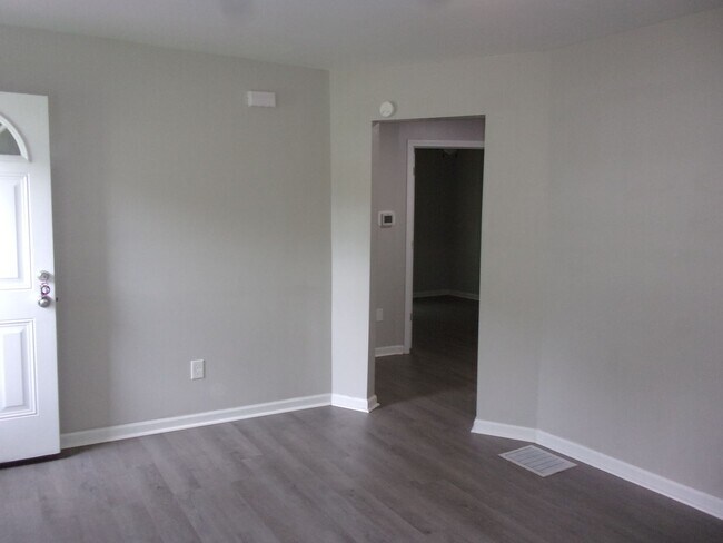 Building Photo - Beautifully Renovated 2 Bedroom 1 Bath Brick Home