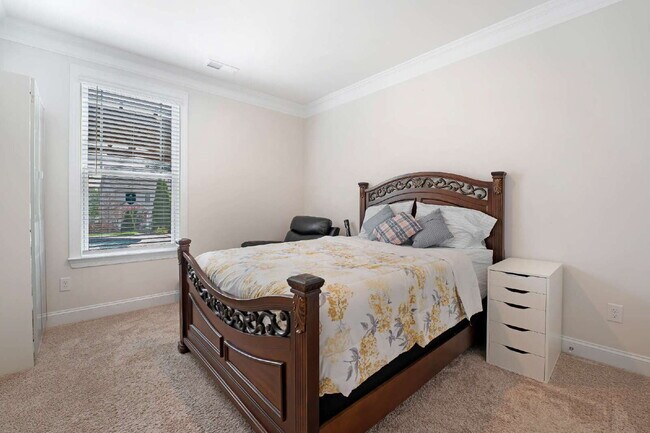 Building Photo - Beautiful Upscale Executive Home with Pool 4B/3Bth with 3,100 sqft
