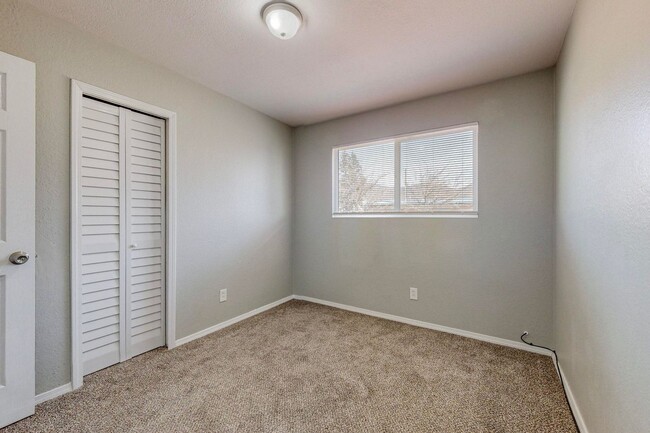 Building Photo - NE Mid-Century Modern 3 Badroom 1.5 Bath w...