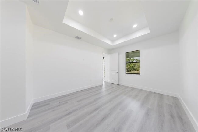 Building Photo - 1137 Damen St E