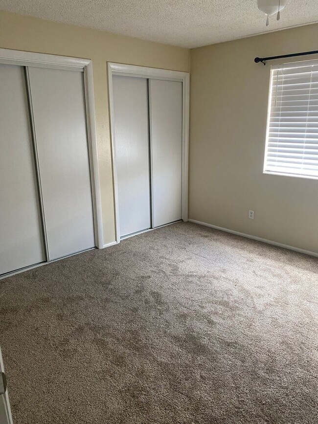 Building Photo - 2 Bedroom 1.5 Bathroom Townhome in Dixie Downs!