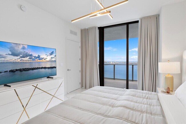 Building Photo - 700 NE 24th St