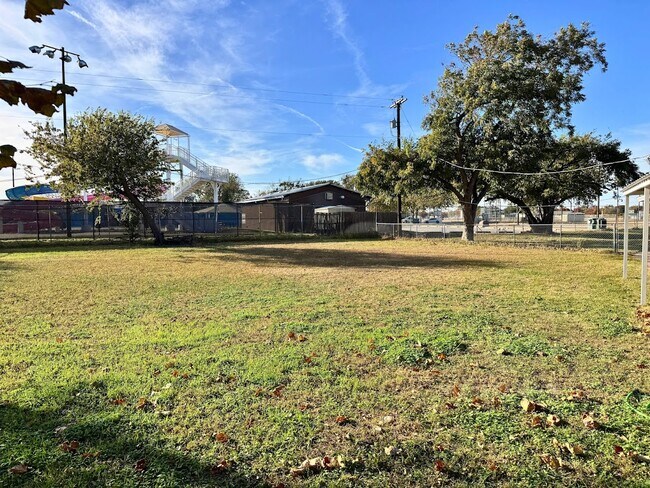 Building Photo - 703 Pecan St