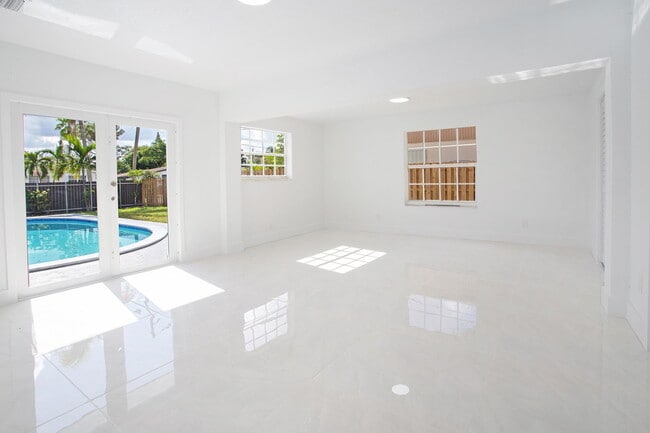 Building Photo - 17600 NE 2nd Ct