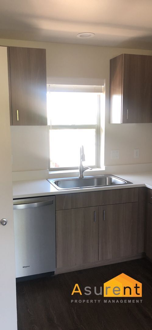 Building Photo - New Townhome close to downtown!