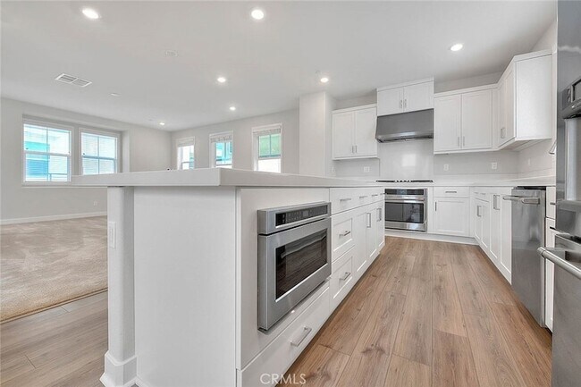 Building Photo - 6 Crown Point Dr