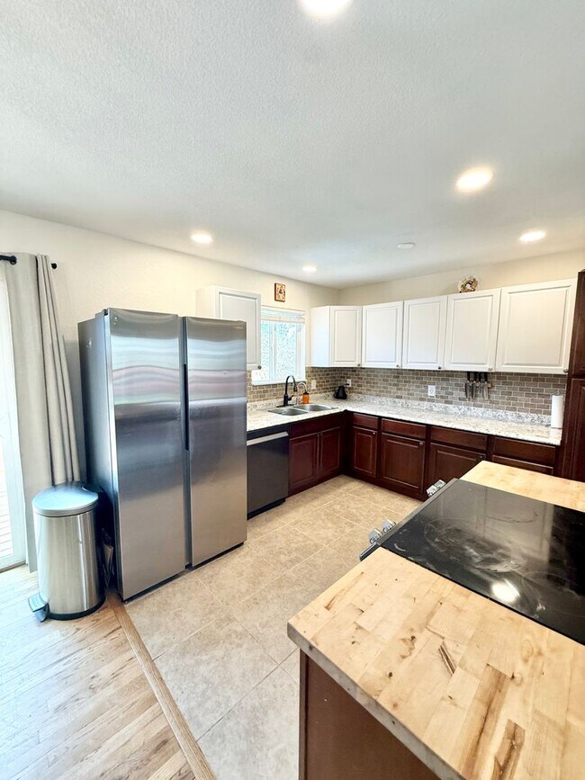 Building Photo - Renovated home on Yosemite for rent!